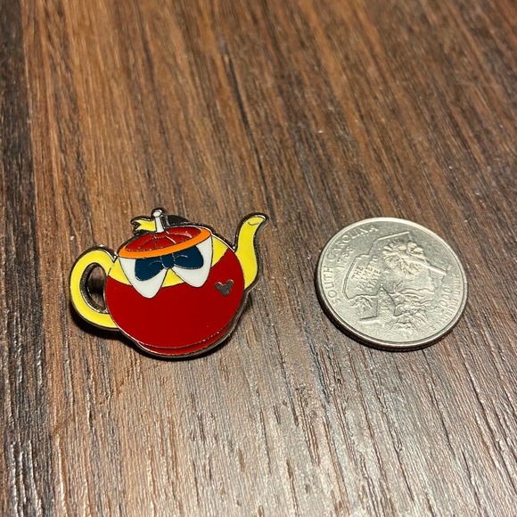 Disney Park Tweedle Dee Alice in Wonderland Tea Pot Hidden Mickey 3 of 5 pin - Picture 1 of 5